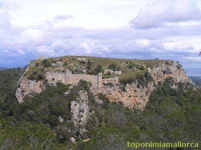 Castell de Santueri des del puig de s'Envestida